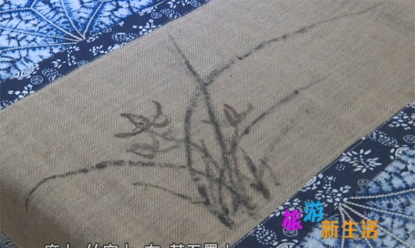 如今,陈海潮把更多的精力着力于传统绘画和道家思想的融合思考,四十不惑的年纪让他更有了几分从容,心态平和,道法自然地去创作更多的作品。 武当画家 陈海潮:没心情画画的时候,你怎么画都画不好,心情好的时候可以连续画几幅都不想停下来,真的是这样的,有一段时间我没有画画,感觉到有一些其他的事情淤积在内心,困惑,不想去画,进入一个状态,或者叫入境,就去画画。 在这个互联网+的时代,传统的文化行业不免受到市场化的冲击和诱惑。然而面对这些,陈海潮漠然视之,依然坚持自我,散发着不为五斗米折腰的文人气节。 武当画家 陈海