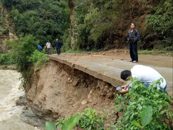 竹山双台乡:连续降雨致洪涝灾害干群积极开展生产自救