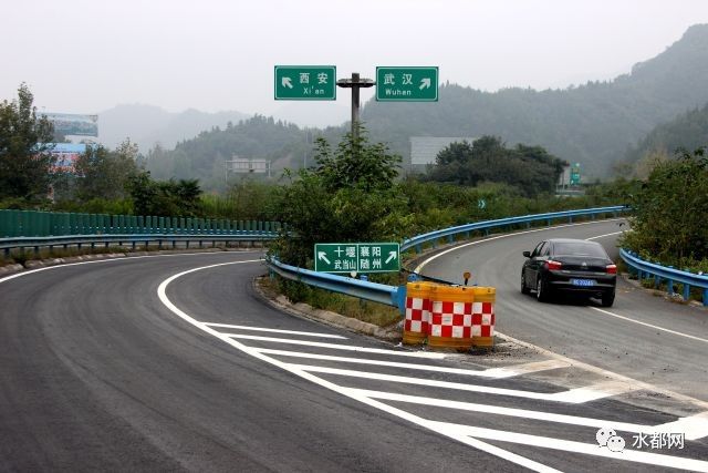 汉十高速土关垭收费站封闭施工结束道路恢复正常通行