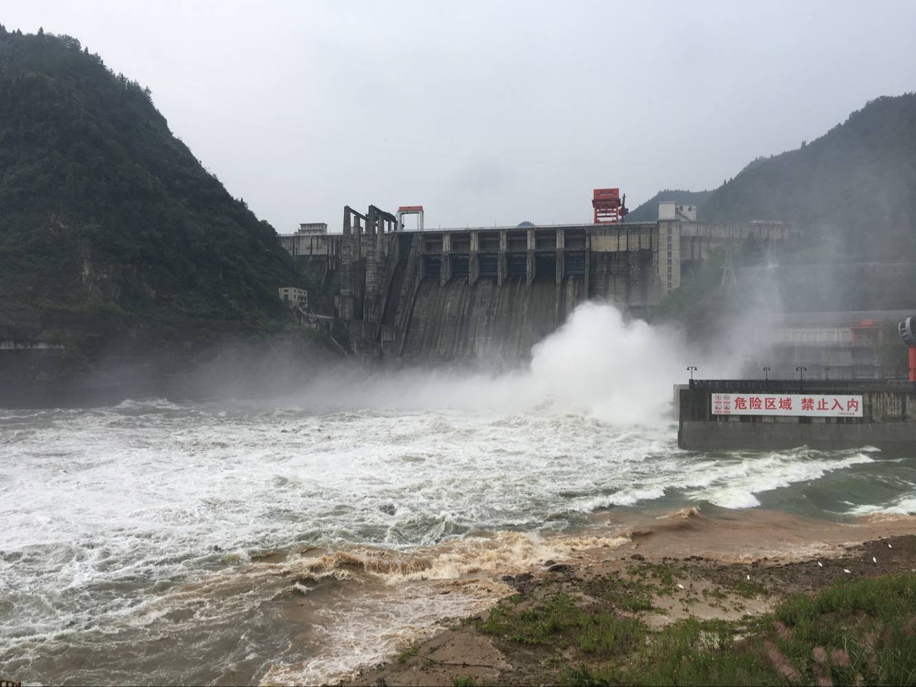 黄龙滩水库今年首次开闸泄洪 场面壮观