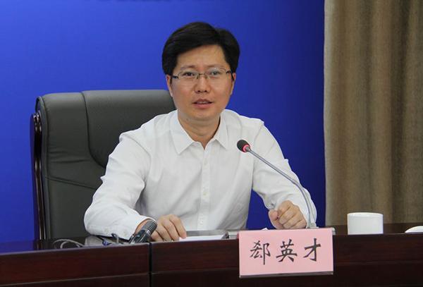 6日,襄阳市第十七届人大常委会举行第六次会议,同意秦军辞去襄阳市人民政府市长职务,决定任命郄英才为襄阳市人民政府代理市长。 6日下午,省委常委、襄阳市委书记、市人大常委会主任李乐成主持召开市第十七届人大常委会第六次会议。会议表决通过关于接受秦军辞职请求的决定,根据襄阳市人大常委会主任会议提名,任命郄英才为襄阳市人民政府副市长、决定其代理市长。35名襄阳市人大常委会组成人员参加会议,符合法定人数。经表决,相关人事任免议案获通过。郄英才在会上进行了宪法宣誓。 李乐成说,秦军同志在担任襄阳市长的两年多时间里,