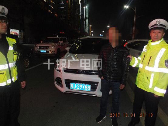 一男子无证二次酒驾被抓被行拘5天罚款3000元