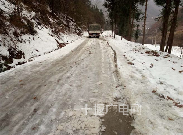 茅坪村是郧西县土门镇的一个偏远乡村,四面环山,山路蜿蜒,这里也是