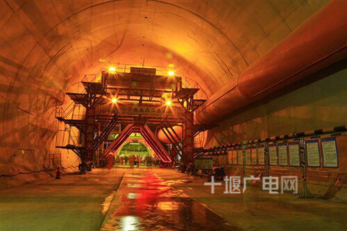 汉十高铁首座6000米以上四方山隧道今日贯通