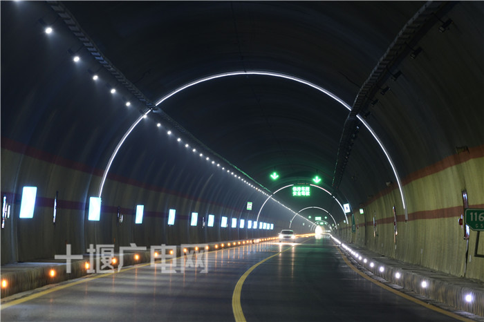 湖北交投鄂西北公司:创新增设隧道警示标 保车