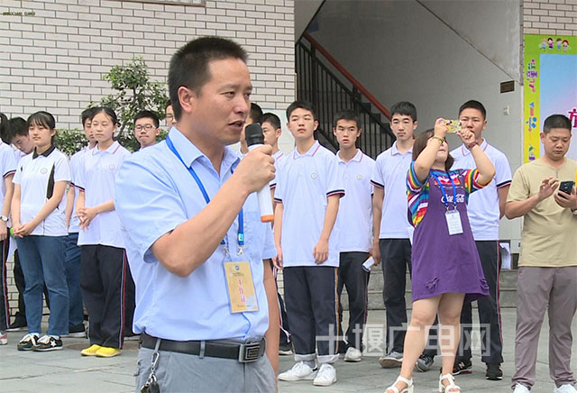 十堰外国语学校举行中考送考仪式