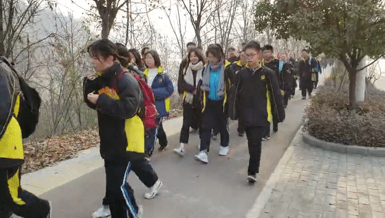 郧阳中学高三学子徒步25公里