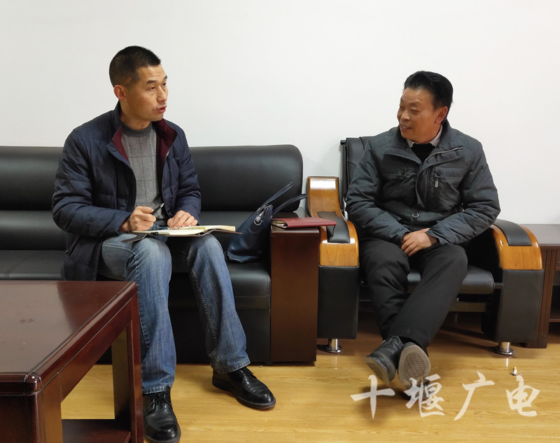 陈卫东局长与村书记陈伦林进行工作座谈_副本