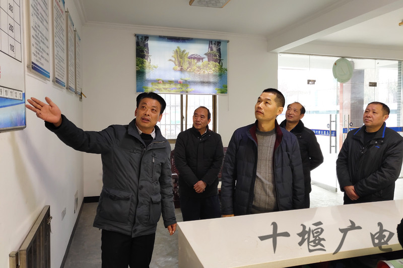 在三海群众服务中心调研_副本