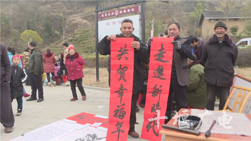 腊月初八当天,竹山县宝丰镇龙井村村民这样过年货节