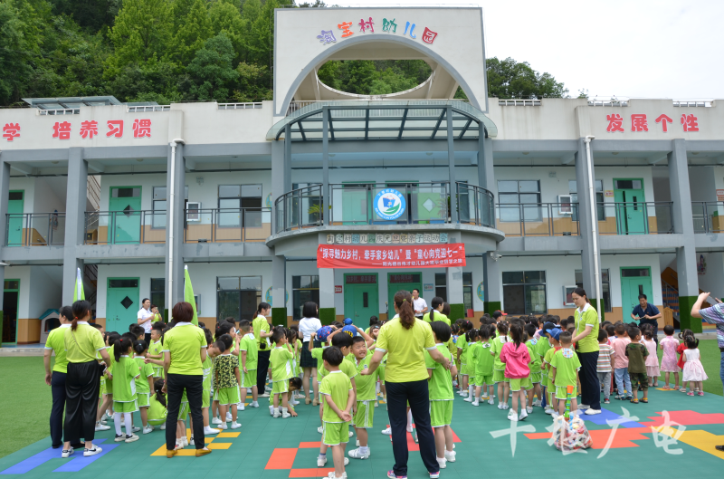 十堰广电台与栖谷伟才幼儿园开展童心向党迎七一活动