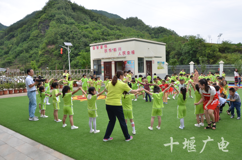 十堰广电台与栖谷伟才幼儿园开展童心向党迎七一活动