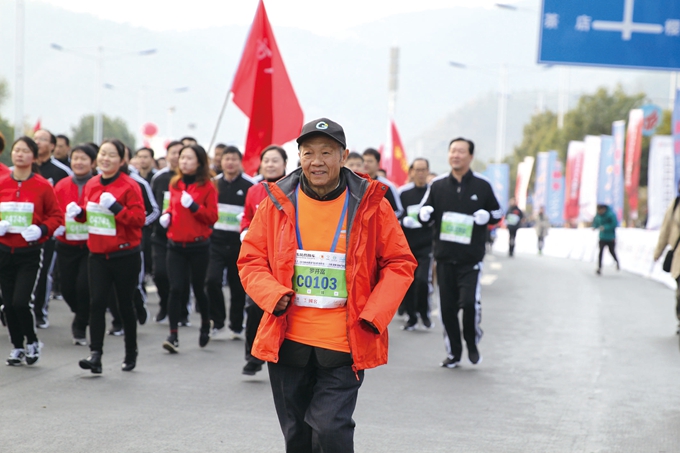 齐海燕 特约记者 杨世运)12月1日,80岁高龄的郧阳籍老外交官罗开富