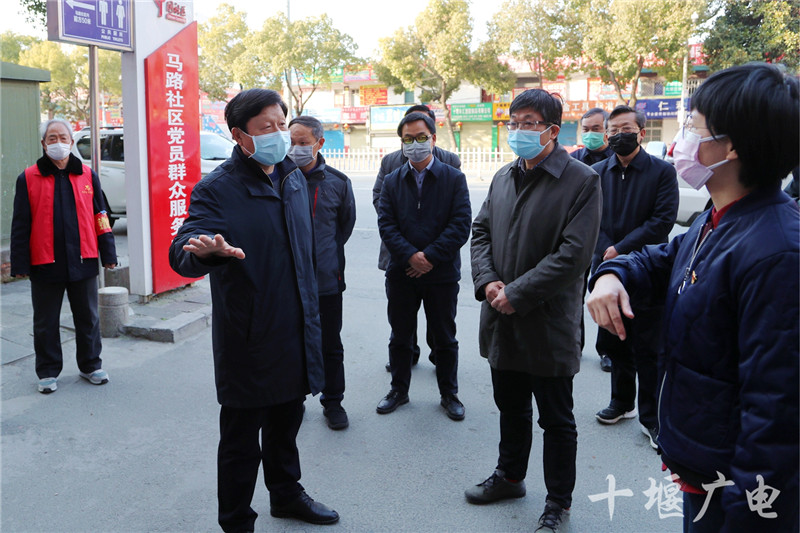 张维国在十堰经济技术开发区白浪街办马路社区督导社区疫情防控工作。