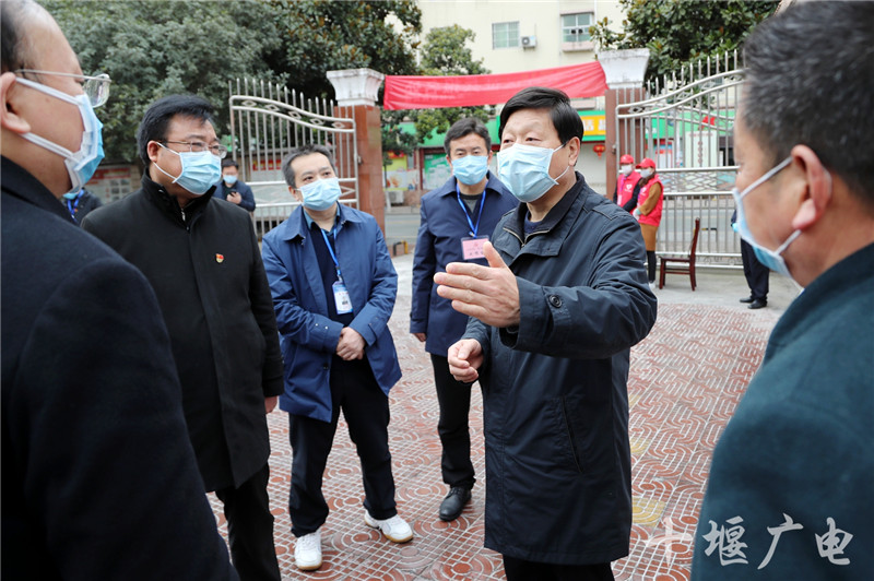 张维国在郧西县城关镇东方社区督导社区疫情防控工作。