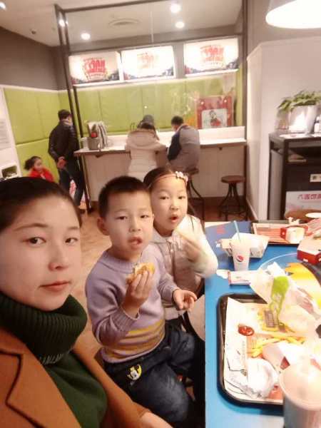 黄琴和孩子在一起