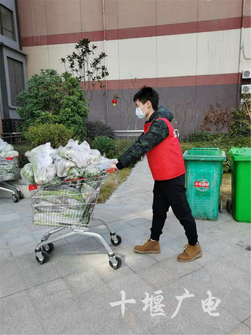 王堃在为小区居民配送物资