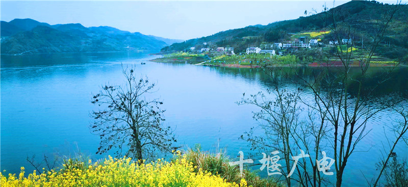 新闻中心 旅游 正文  眼下竹山圣水湖景区景色优美空气清新,现在正是