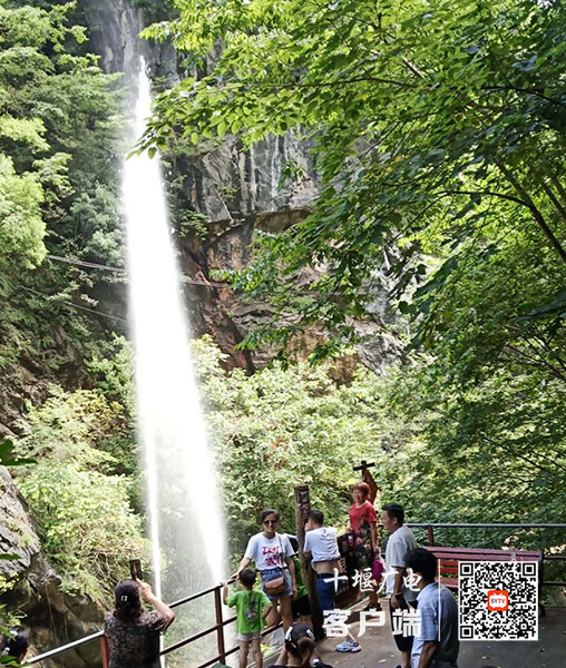 九龙瀑旅游区  九龙瀑景区地处秦岭南麓,颚豫陕三省交界处的十堰市