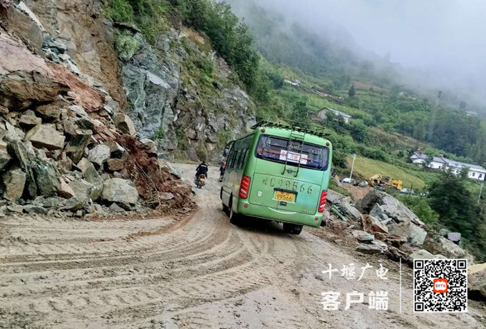 房县青峰镇山体垮塌道路已恢复通行