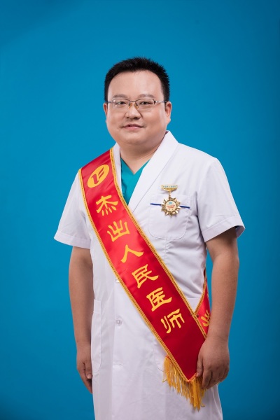 覃骏