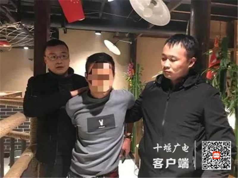 经审讯,犯罪嫌疑人李某生供述,2020年10月刑满释放后,其驾驶摩托车从