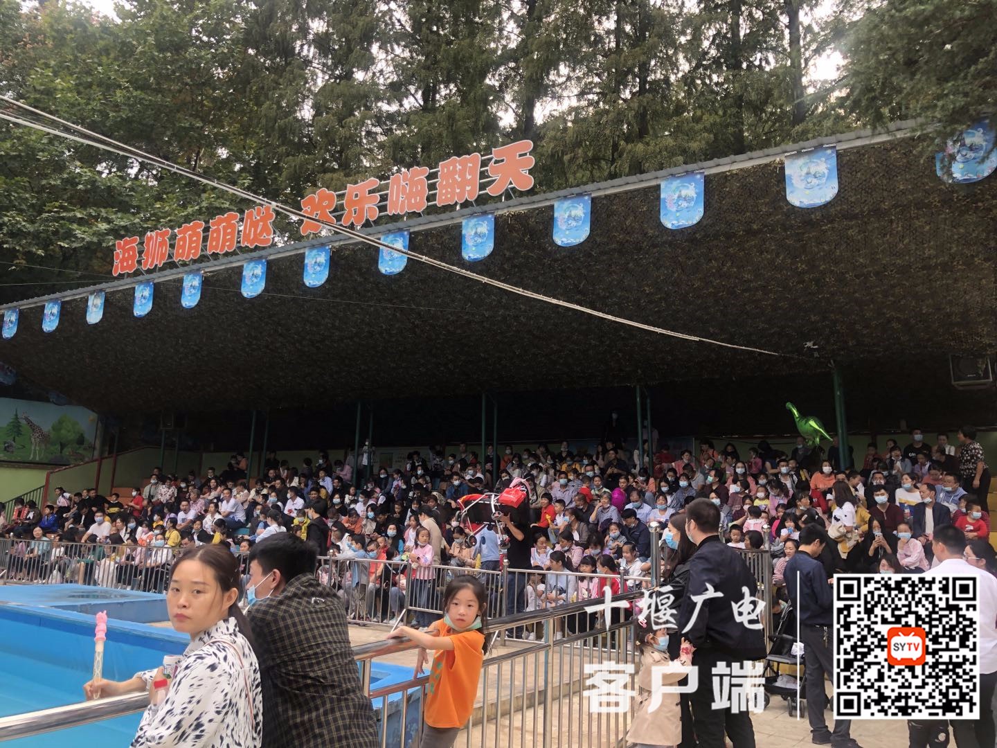 惠游湖北活动人民公园旅游区动物园内游客如织