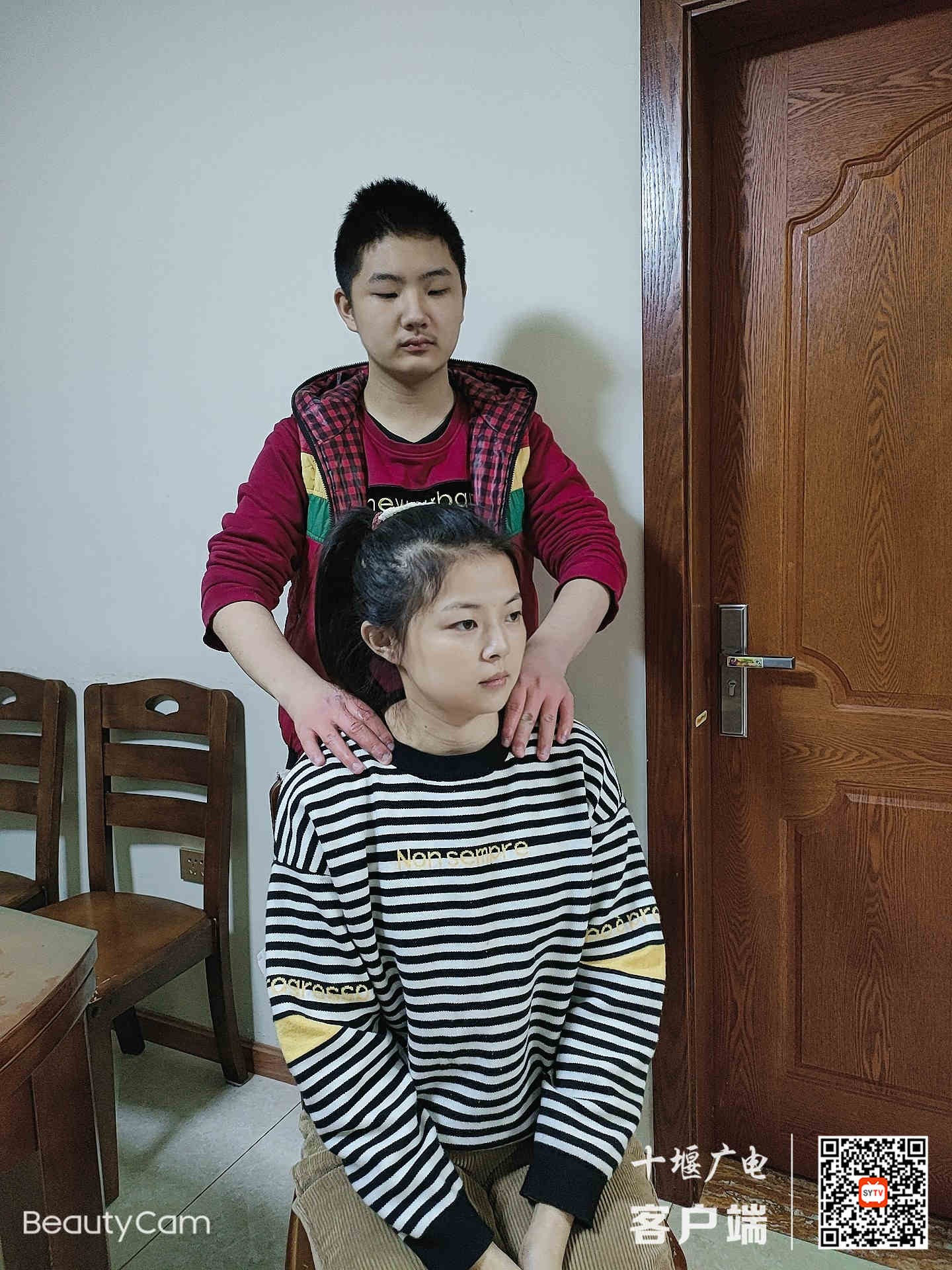 2为妈妈捶背按摩