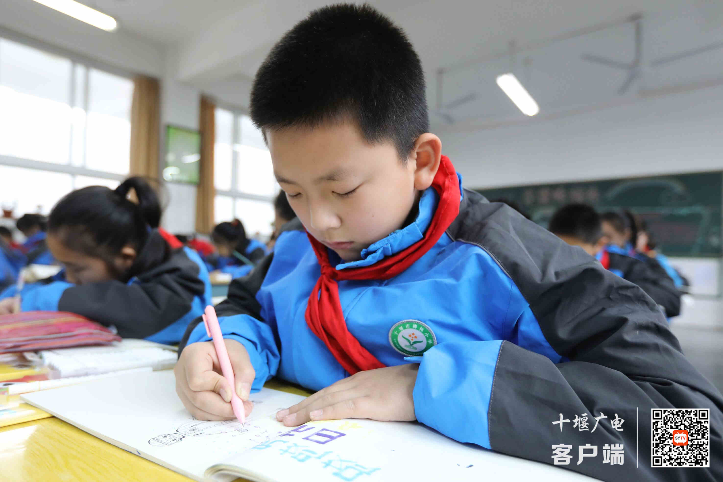 学生正在认真的画画_副本