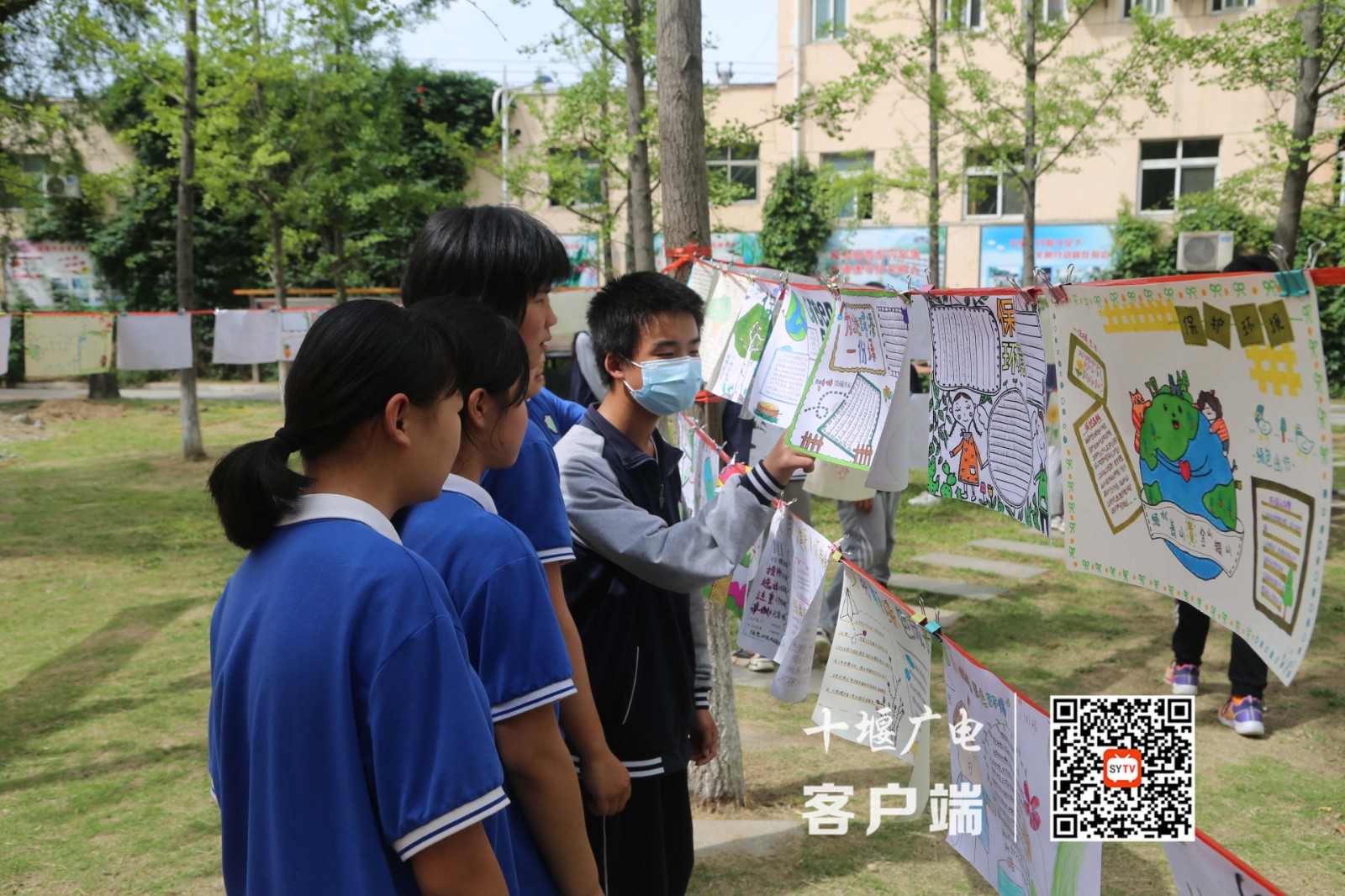 2021年5月26日十堰市第五中学在前操场银杏林举办“文明健康，绿色环保”手抄报展评活动图片2