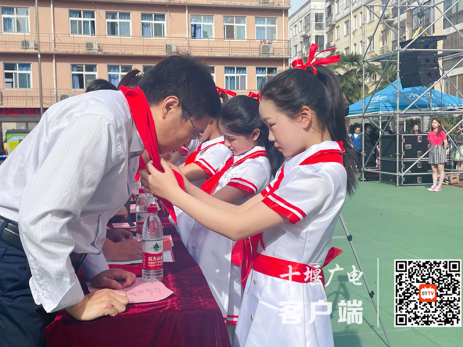 少先队员为校领导敬献红领巾