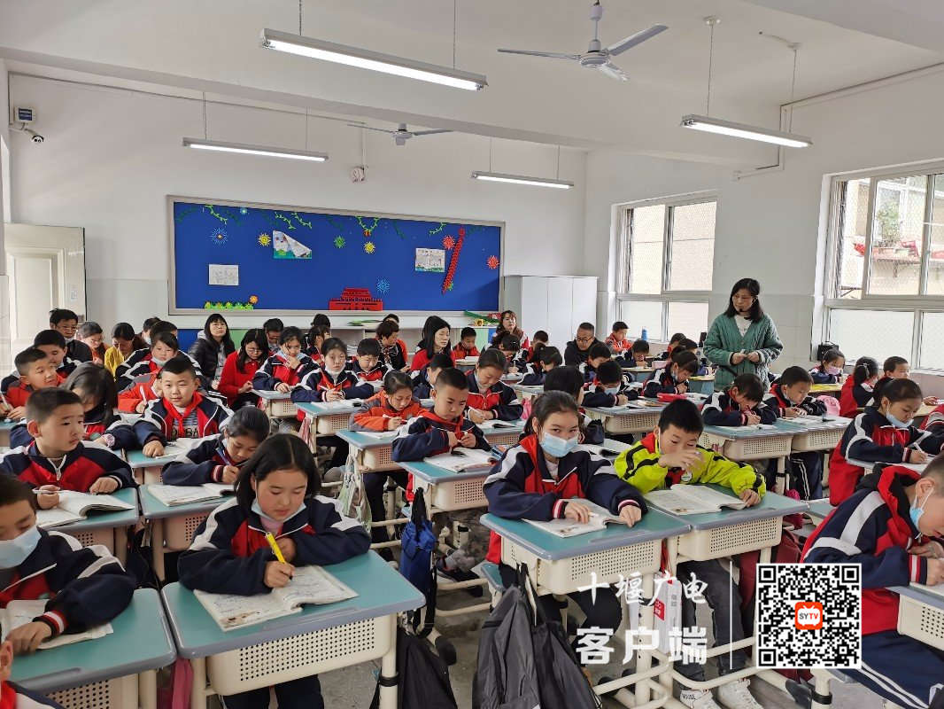 张湾小学开展课内比教学听课活动
