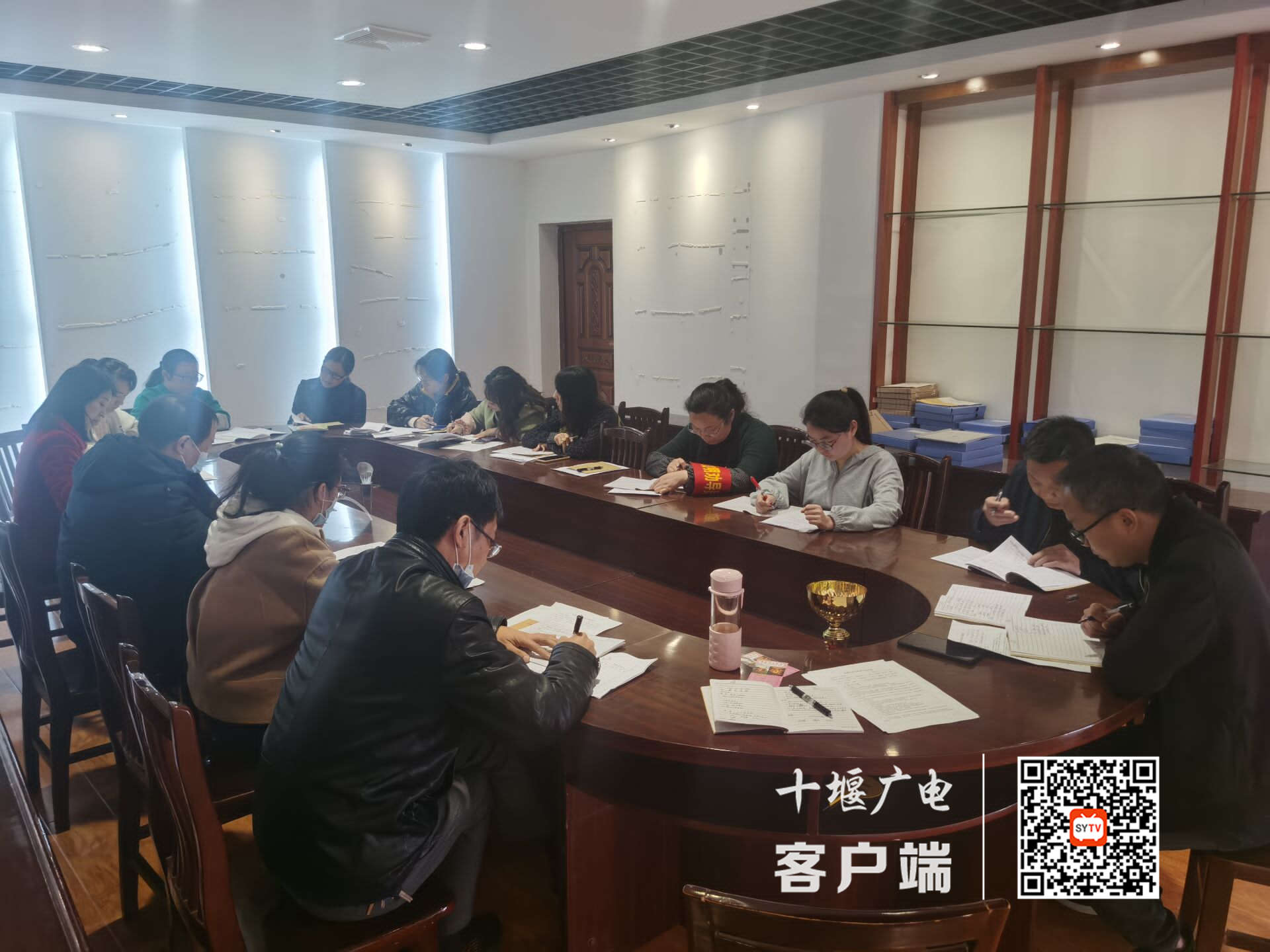 张湾小学开展课内比教学评课活动_副本