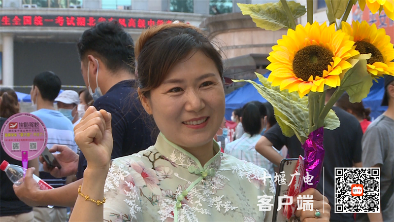 拿向日葵的妈妈[00_00_05][20210607-143053]