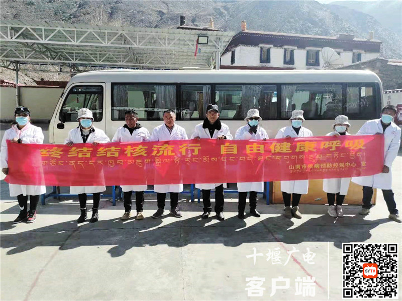 李先昌（左四）参加当地防治结核病日宣传活动_副本