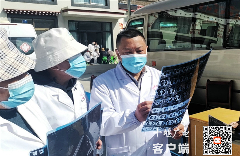 李先昌（右一）和当地医生一起讨论病例_副本