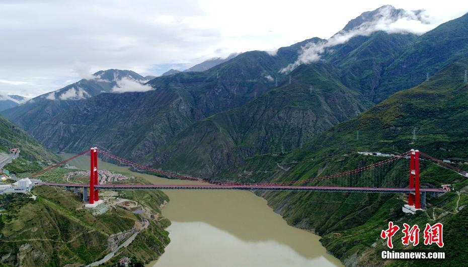 在雅安天全县与甘孜州泸定县间的大渡河上,泸定大渡河特大桥横跨峡谷