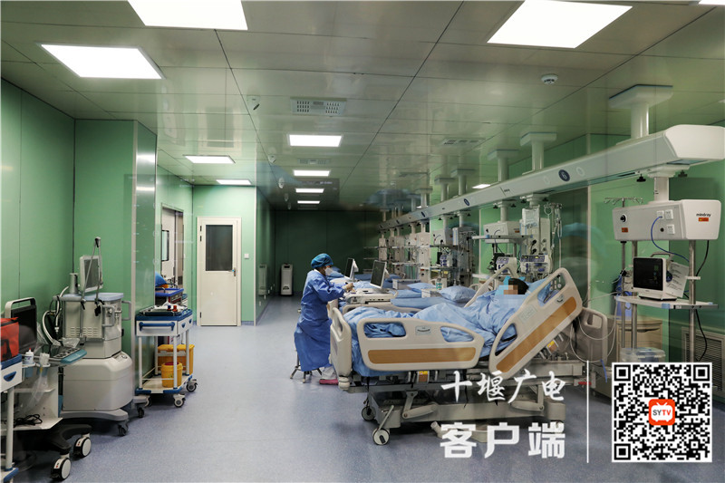 重症医学科医护人员在为病人做治疗_副本_副本