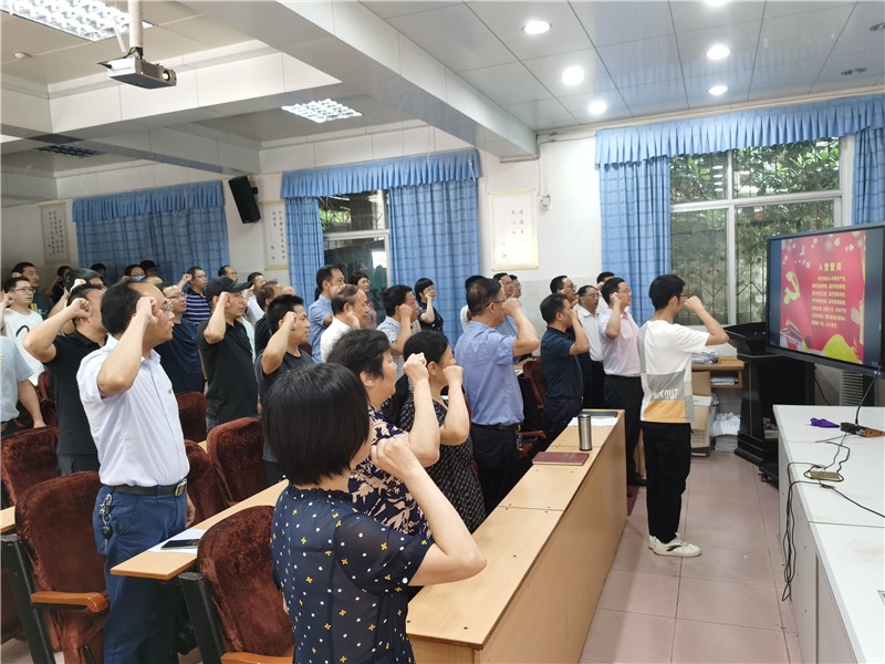 2021年6月29日，新党员宣誓，老党员重温入党誓词2