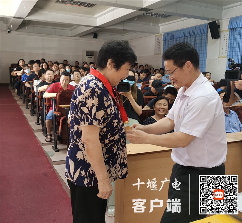 党委书记、校长龚涛同志给退休老同志成荣老师颁发光荣在党50年纪念章_副本