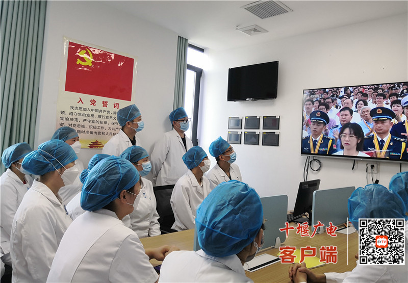 感染科组织医护人员收看_副本