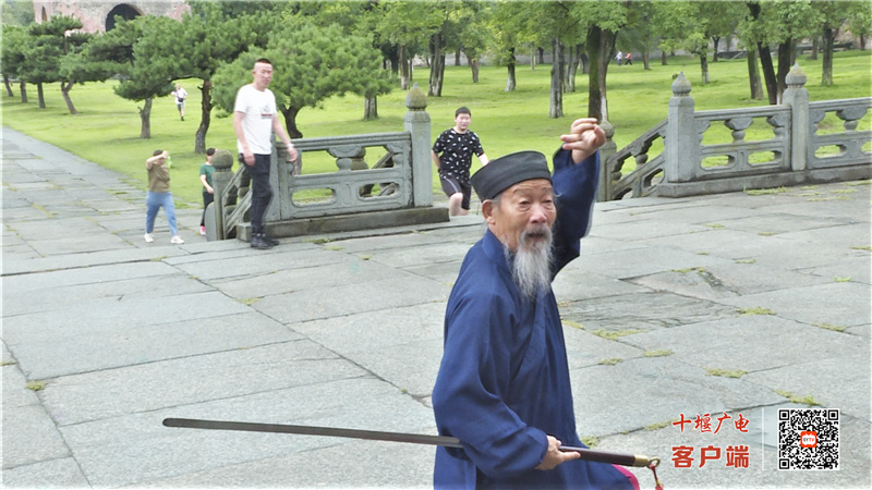 走进武当山玉虚宫,经常能看见一位道装老者在此舞剑,只见他剑随身走