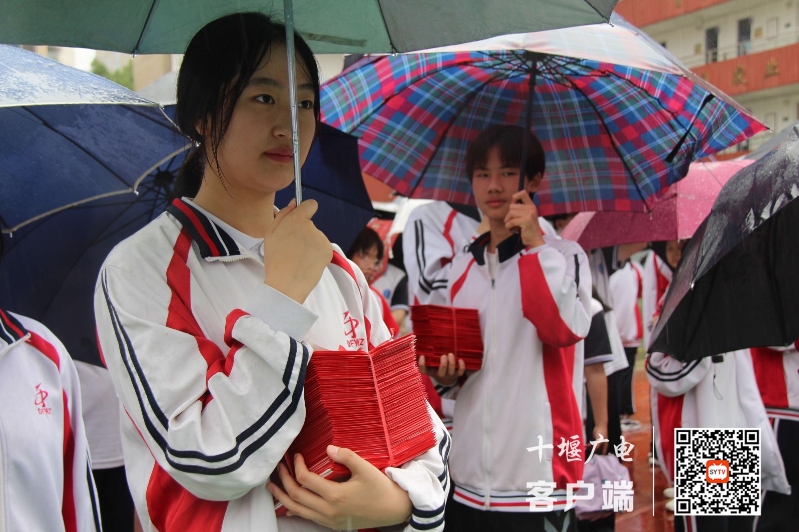 东风五中:雨中致青春 不负韶华