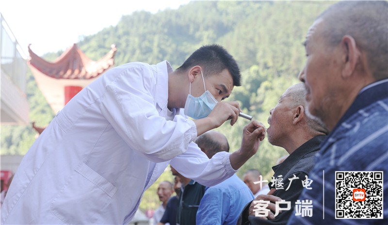 医生为老人检查口腔_副本