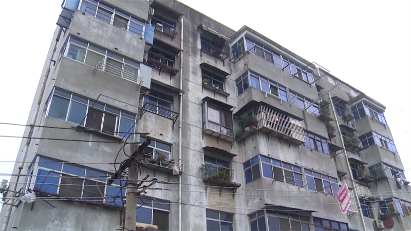 吉安小区：私搭乱建铁皮房  垃圾成堆盼整[00_00_52][20210823-190951]