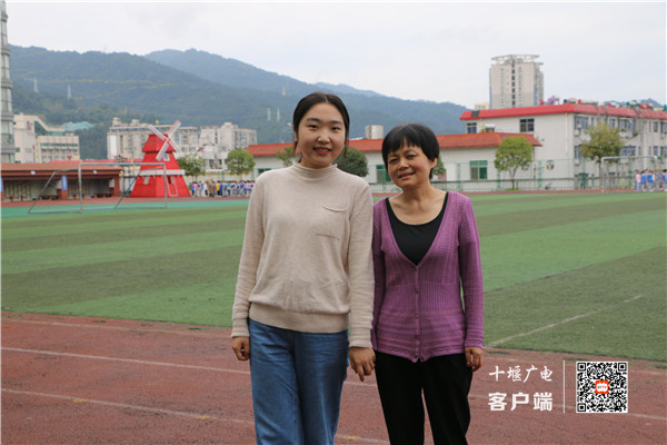 杨玖（右）和梁依然（左）