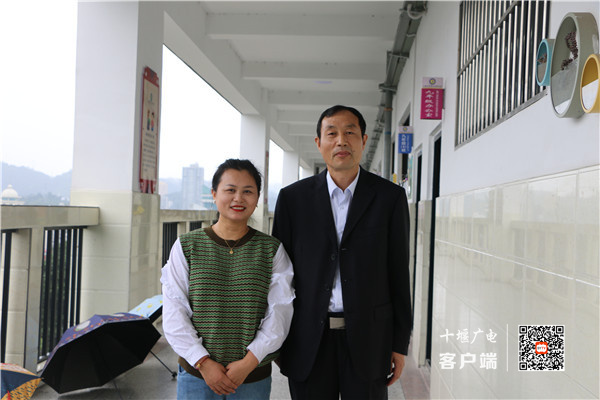 昔日师生，如今同事。现在同在一所学校教书育人的刘珍和李玉亮