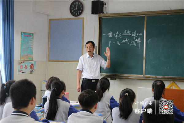 李玉亮老师在给学生上课