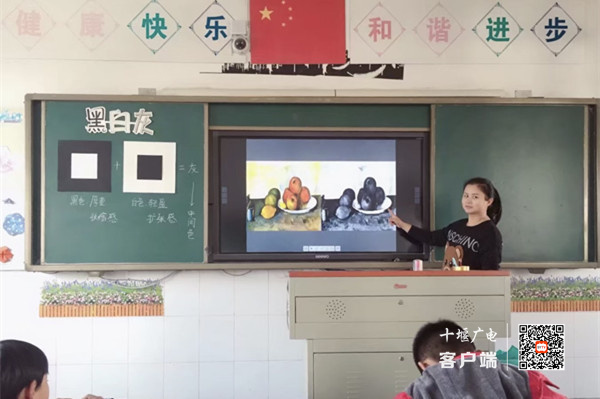 刘珍在教小学生画画