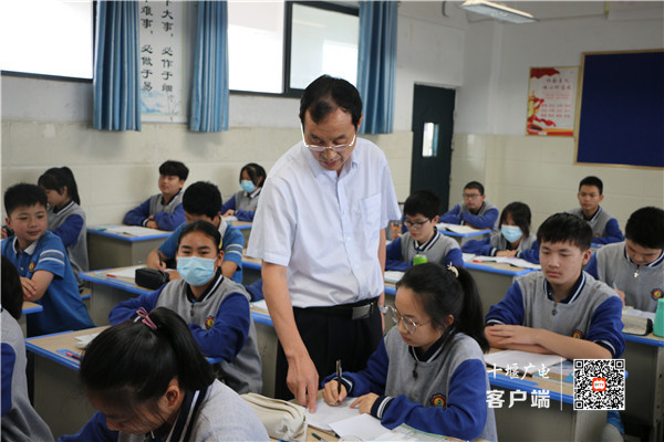 李玉亮老师在辅导学生